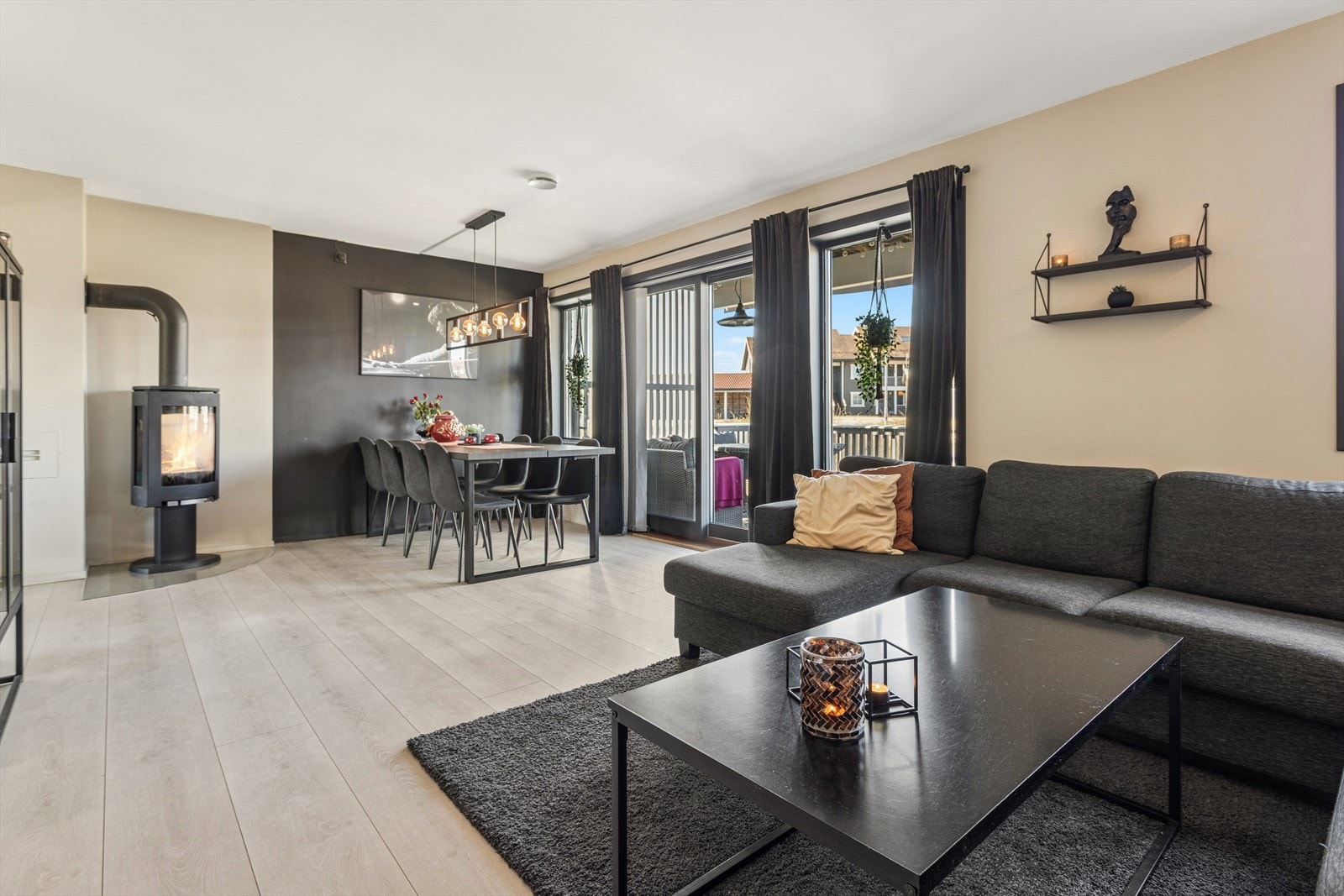 Lys og romslig stue med god plass til både sofa- og spisegruppe. Galleribilde
