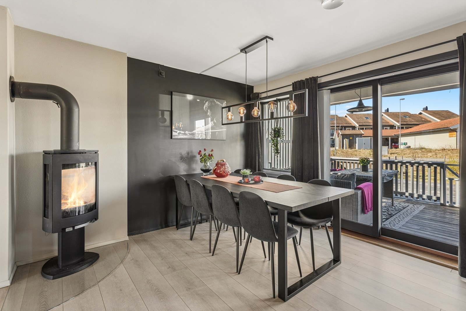 Store vindusflater sørger for rikelig med naturlig lys gjennom hele dagen. Fra stuen er det også utgang til delvis overbygget terrasseplatting Galleribilde
