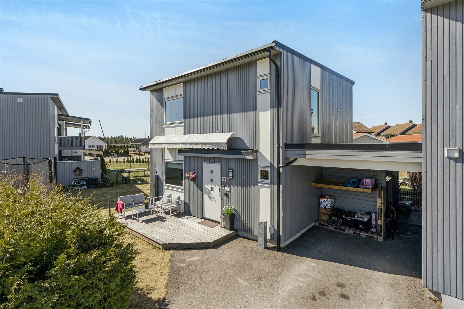 Boligen har en fin terrasseplatting i tilknytning til inngangsparti og disponerer egen carport m bod. Galleribilde