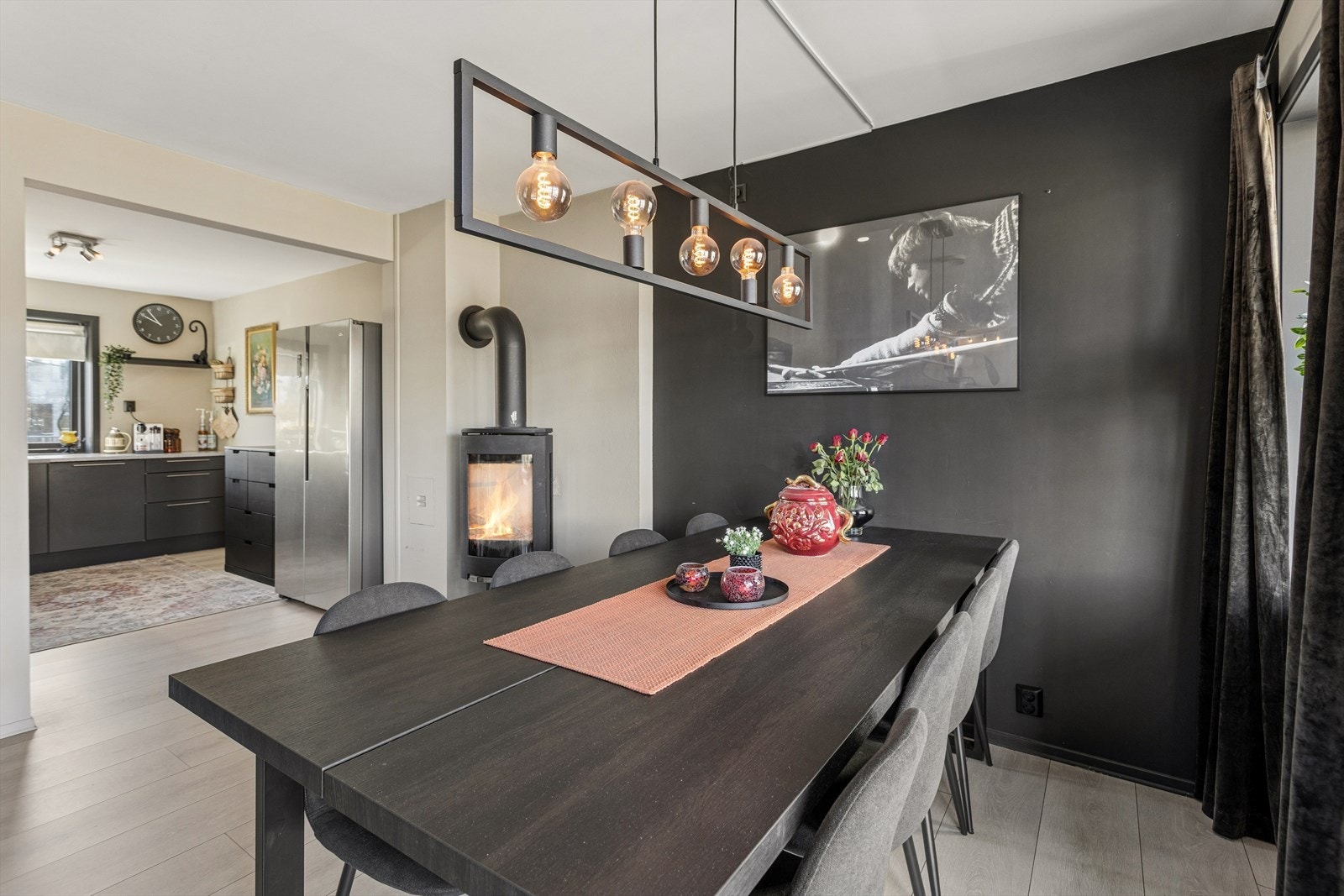 Naturlig plass til spisebord - ideelt for både hverdagsmåltider og gjester. I stuen er det også en peisovn for oppvarming på de kaldere dagene. Galleribilde