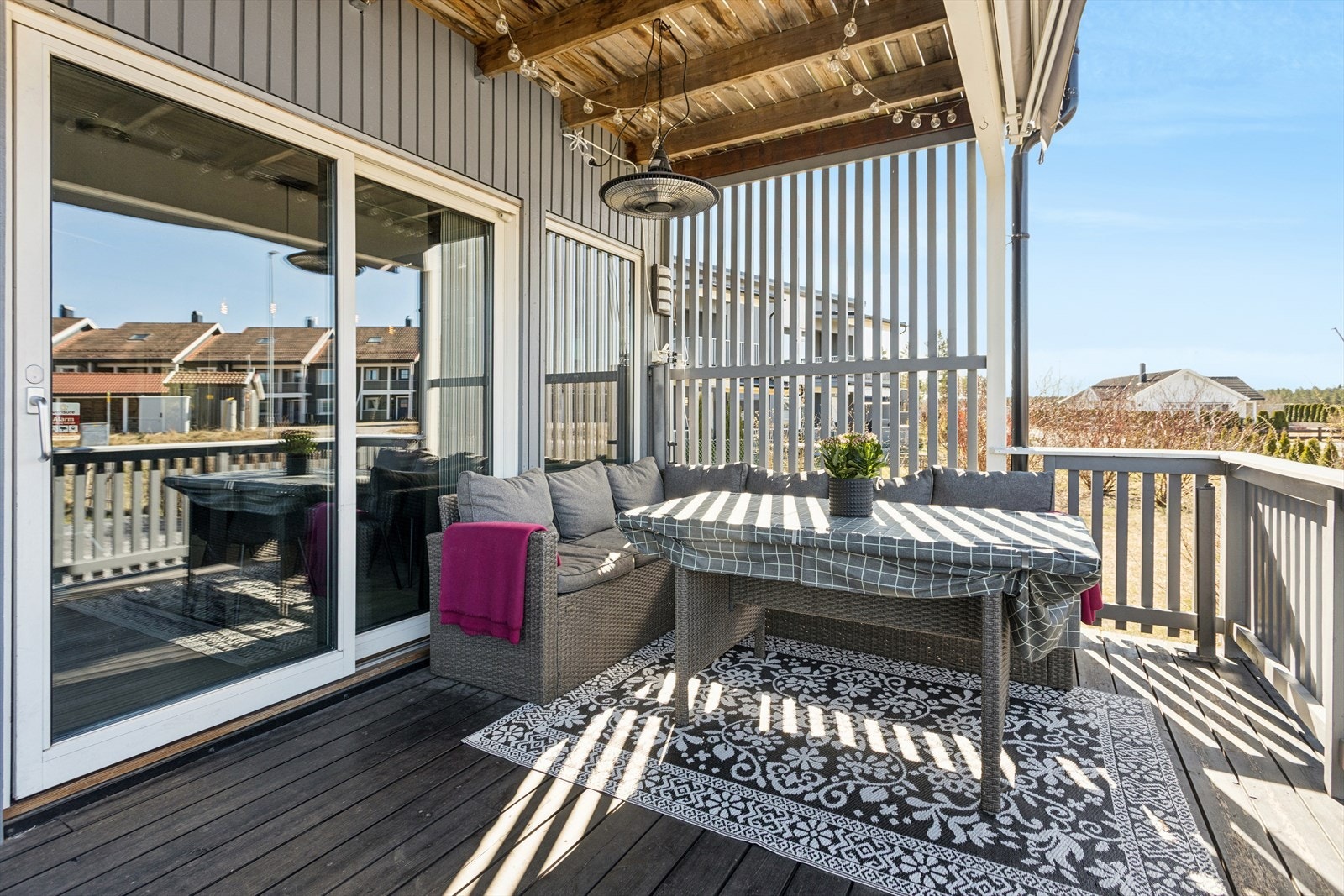 Terrasse med spilevegg og delvis overbygget. Adkomst via stue Galleribilde