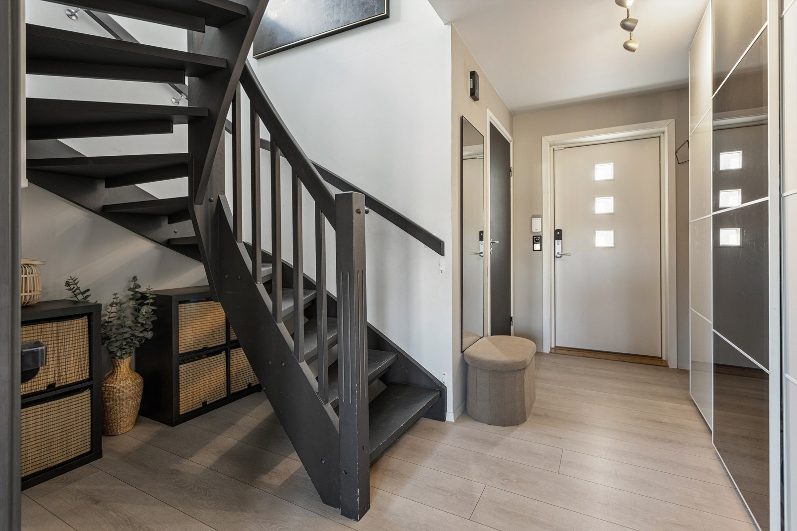 Velkommen inn! Entré med plass til garderobeløsning og yttertøy. Galleribilde