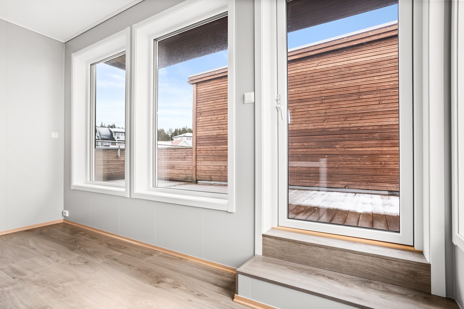 Opp fra trappen kommer du til et innredet rom med utgang til takterrassen. Galleribilde