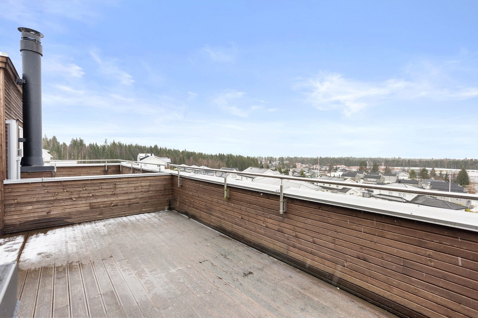 Uteplassen har rikelig med plass for utemøbler og grill, og byr på en vidstrakt utsikt over omgivelsene. Galleribilde