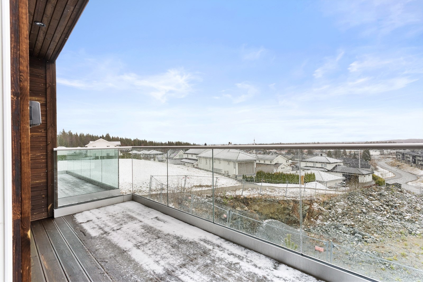 Fra stuen er det utgang til en romslig balkong, som fungerer som en naturlig forlengelse av oppholdsrommet på varme dager. Galleribilde