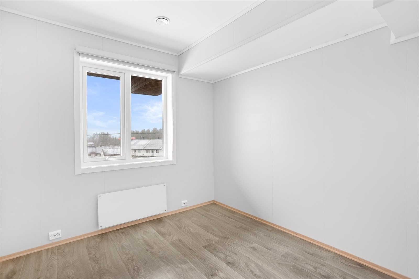 Soverommene har god plass til seng, tilhørende nattbord og garderobeløsning. Galleribilde