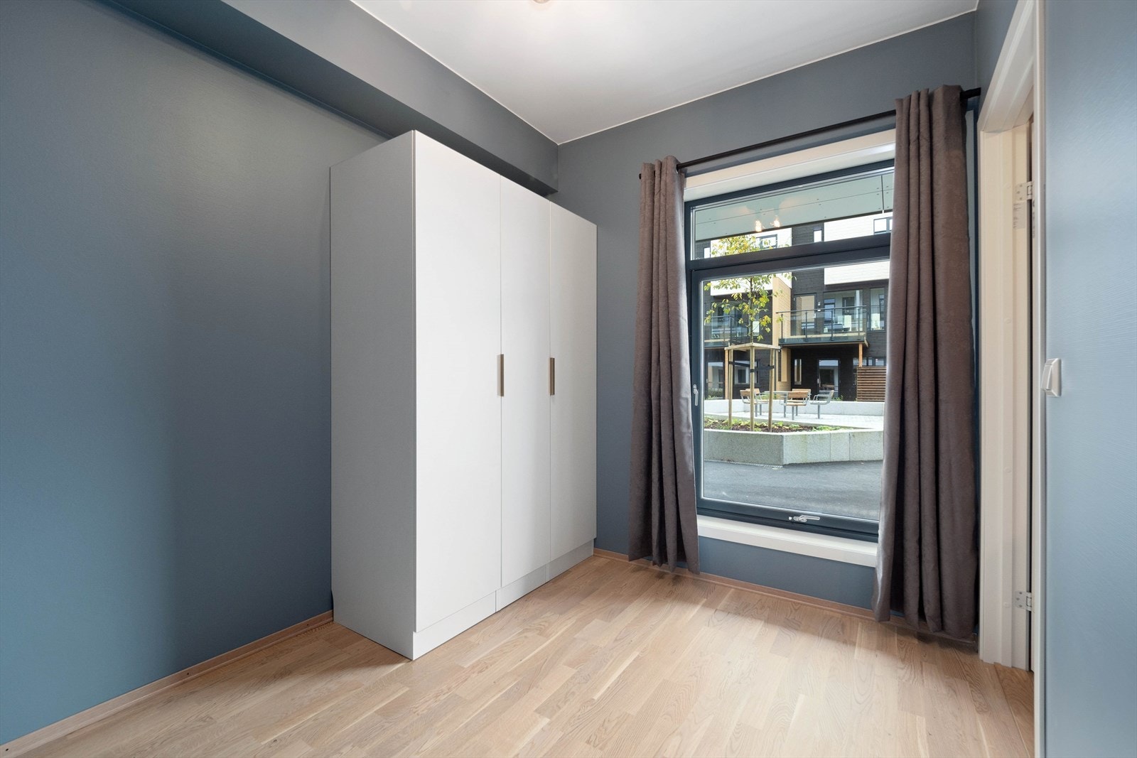 Soverom med garderobe Galleribilde