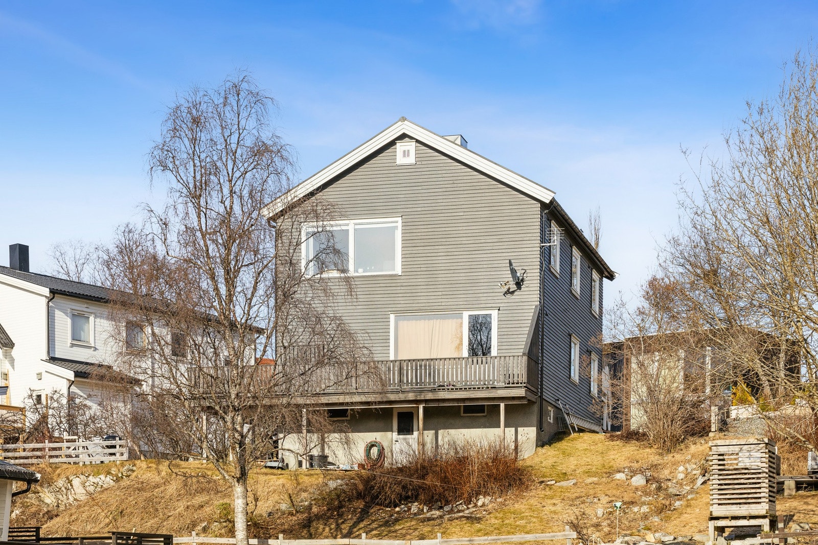 Fasade og hage Galleribilde