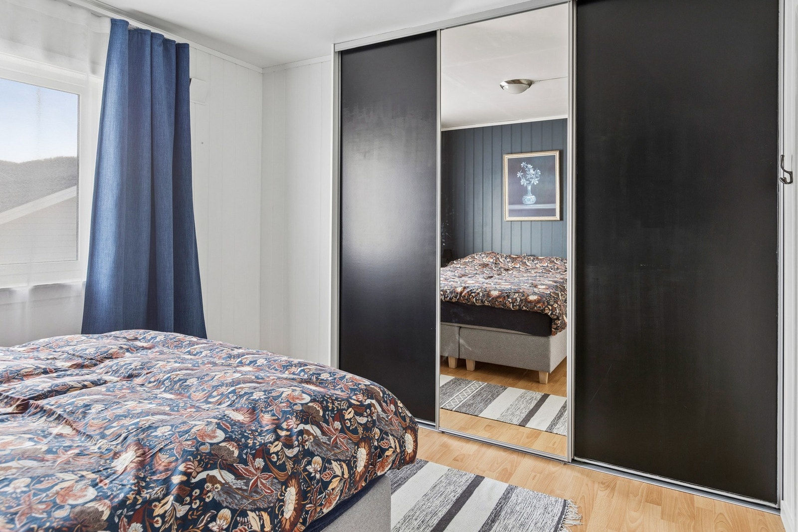 Soverom nr 1 har stor skyvedørsgarderobe Galleribilde