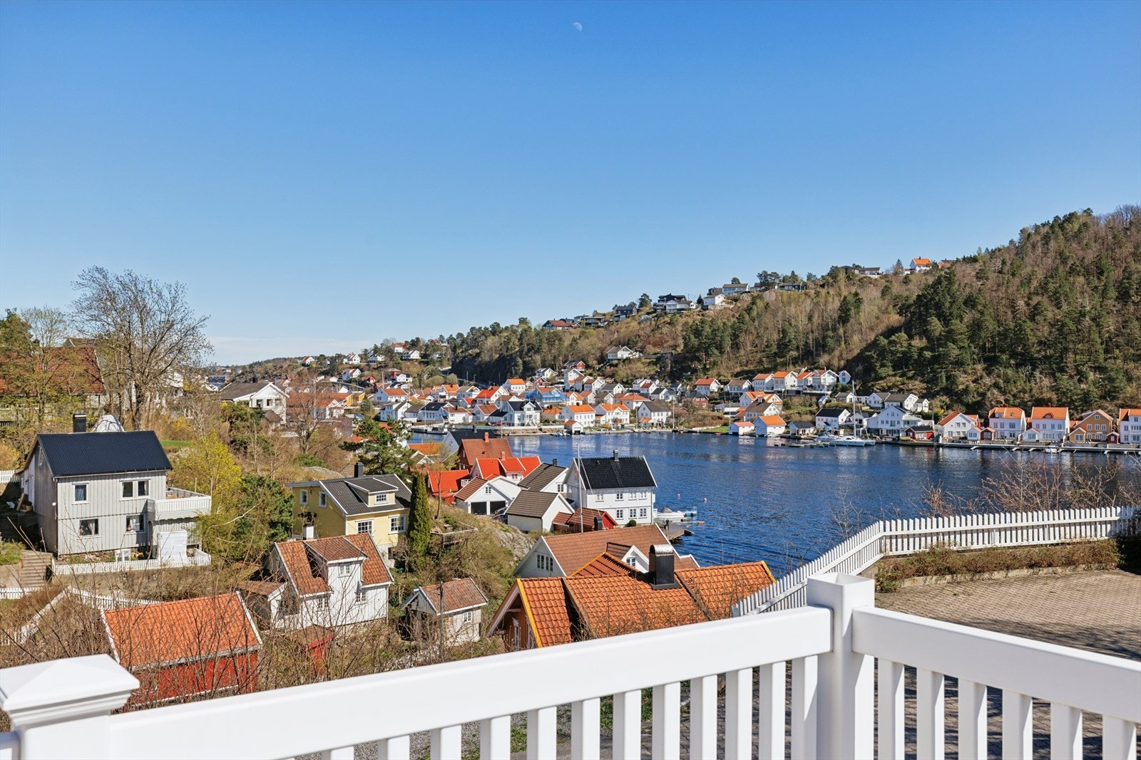 Direkte utsikt mot Byfjorden. Galleribilde