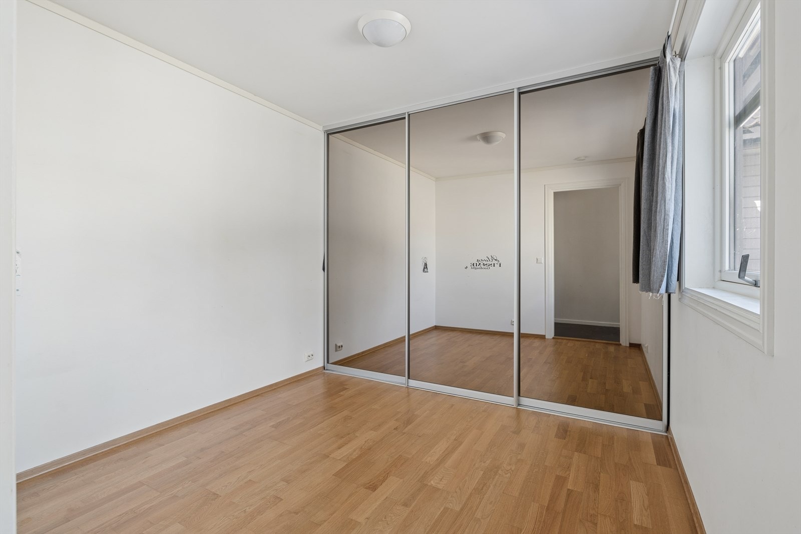 Soverom 2 med god plass til både dobbeltseng og garderobeløsning. Galleribilde