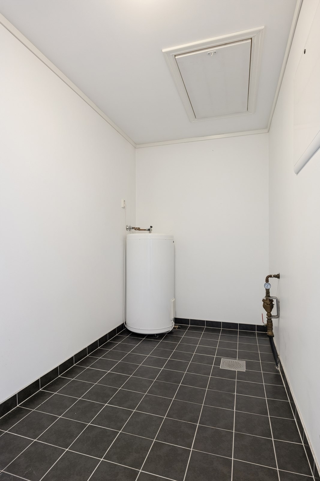 Romslig bod innvendig. Takluke til stort loft med muligheter. Galleribilde
