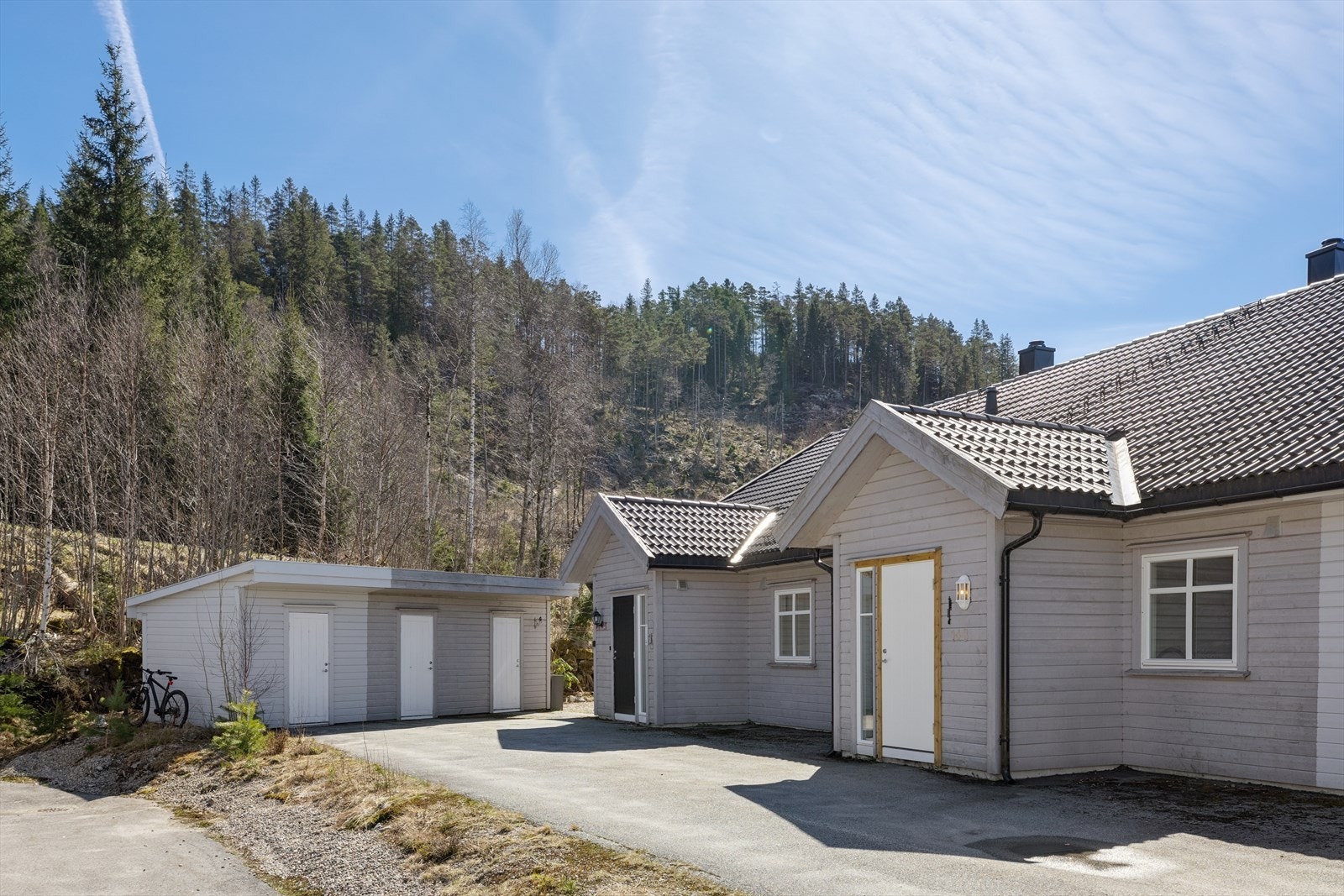 Boligen ligger i et rolig og etablert område, med svært gode solforhold Galleribilde