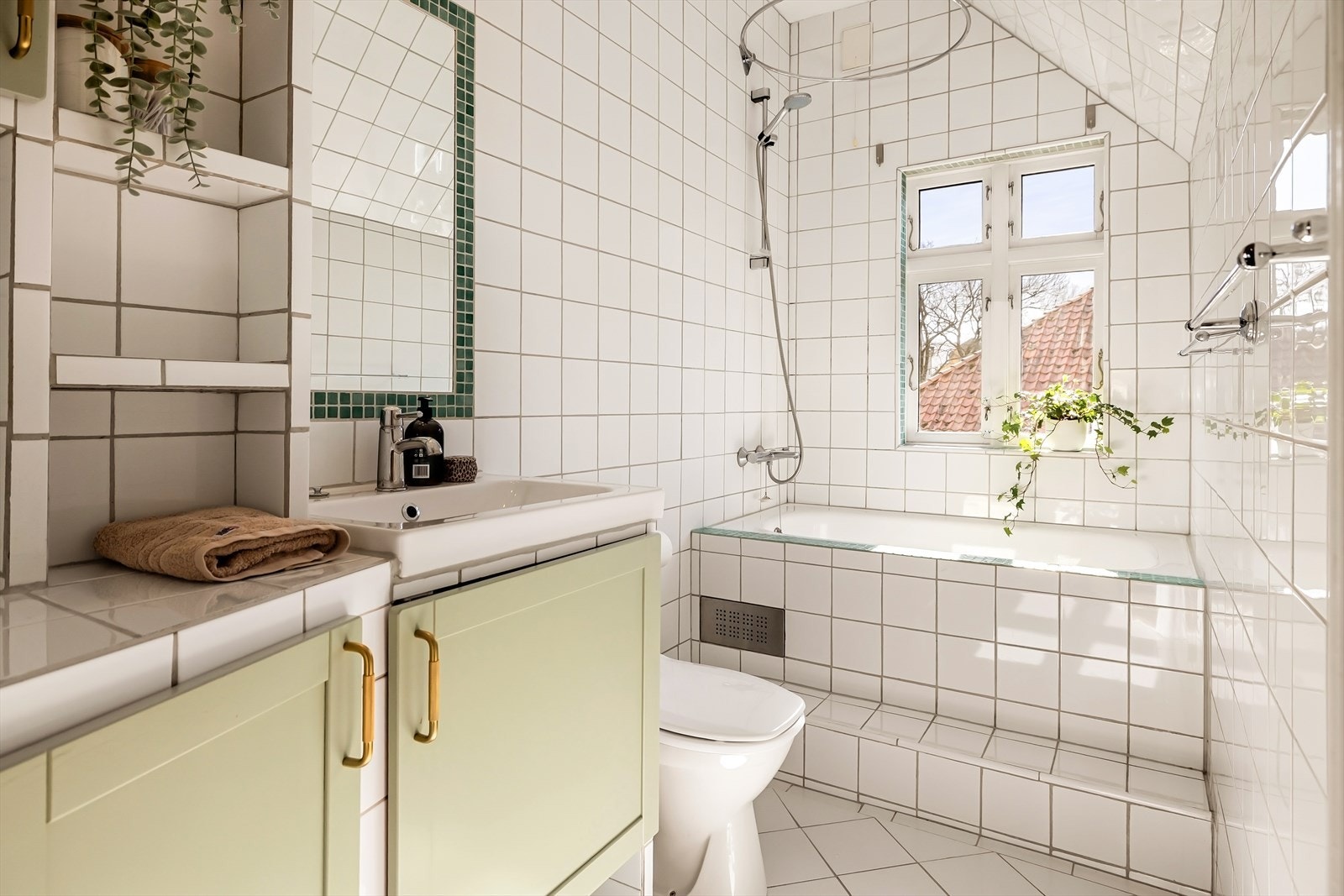 Badet er fra 90-tallet, men er helfliset i nøytrale farger. Innredningen er plassbygget, med innfliset speil over. Galleribilde