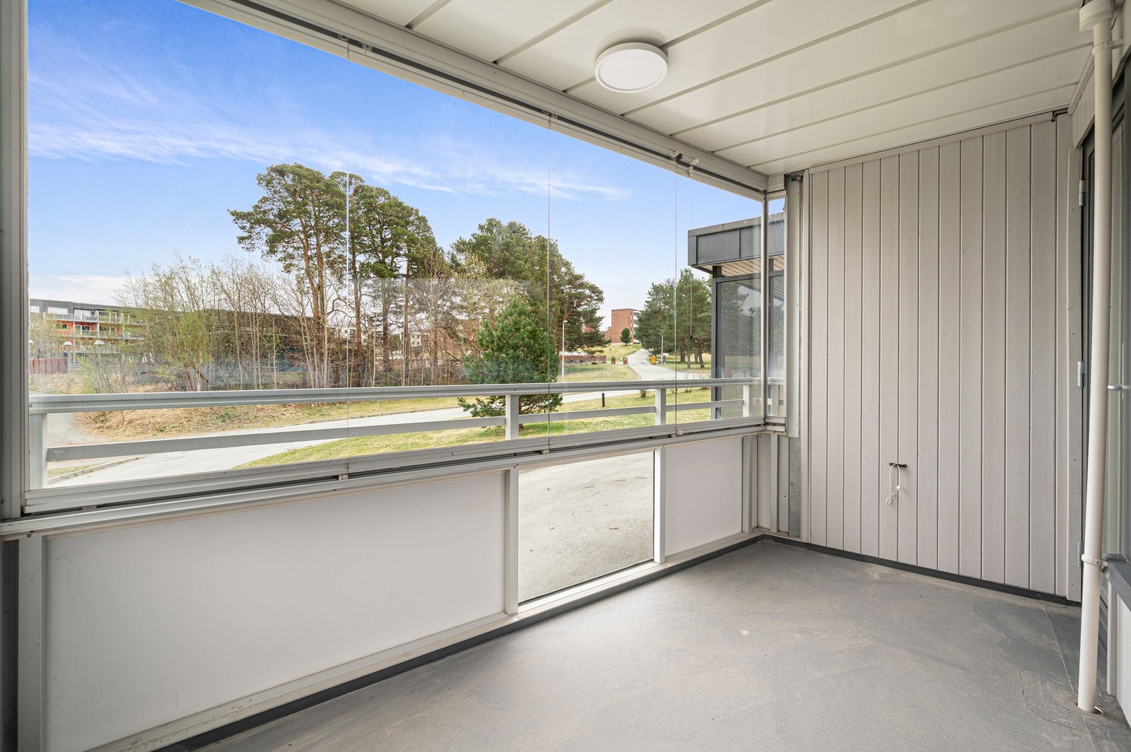 Lys og romslig 2-roms som fremstår med oppgraderingsbehov. Galleribilde