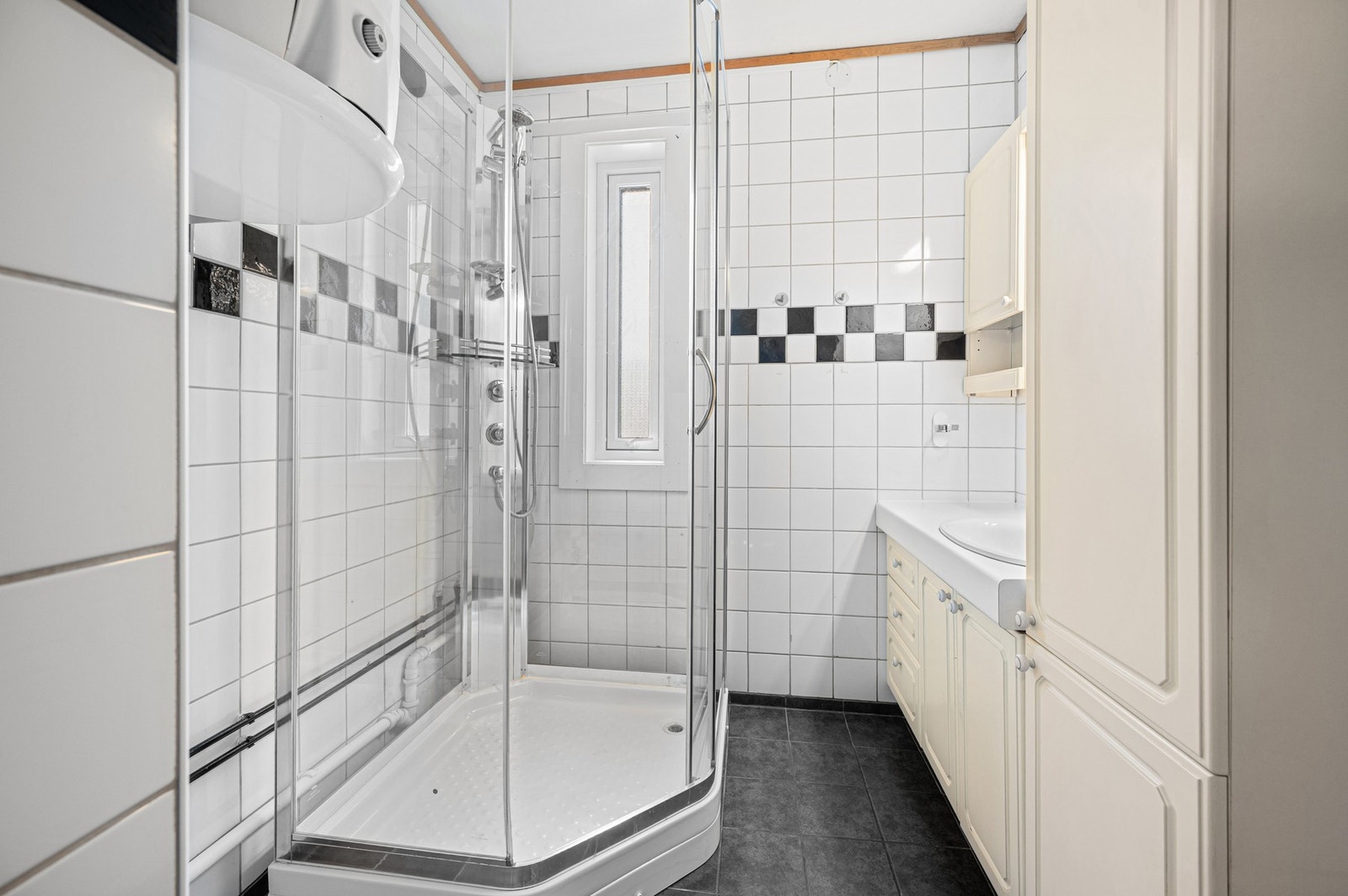 Helfliset bad med varme i gulv. Galleribilde