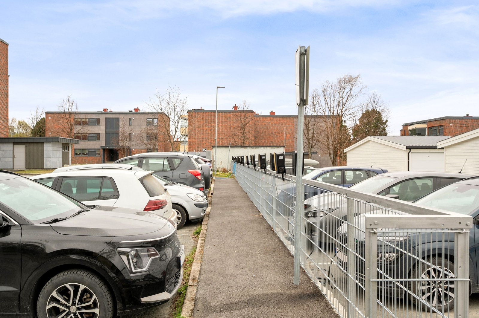 Borettslaget har rikelig med oppstillingsplasser spredt rundt på tunene. Galleribilde
