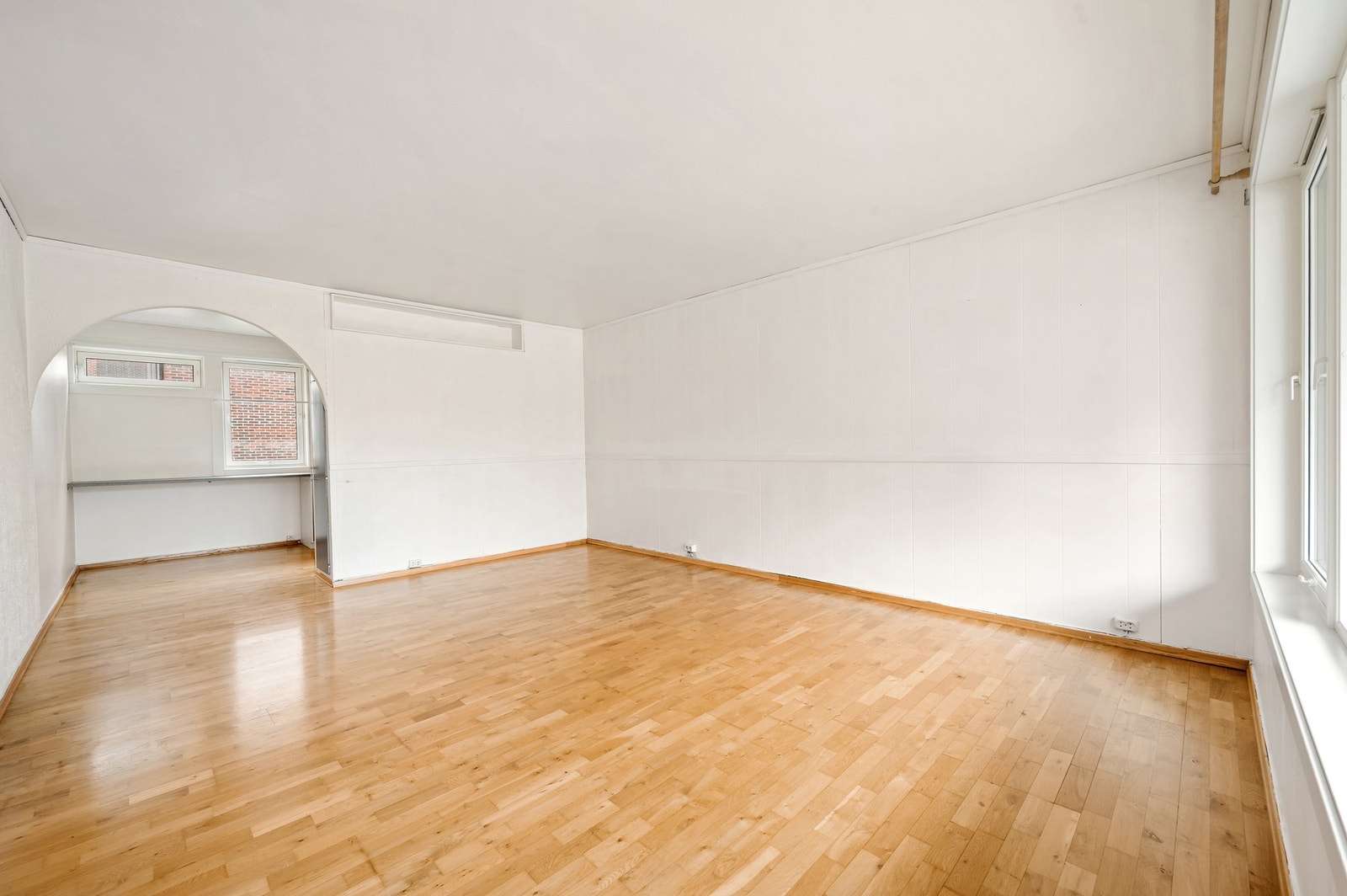 Felleskostnadene inkluderer bl.a TV-pakke, internett (fiber), kommunale avgifter, trappevask, vaktmestertjeneste m.m. Galleribilde