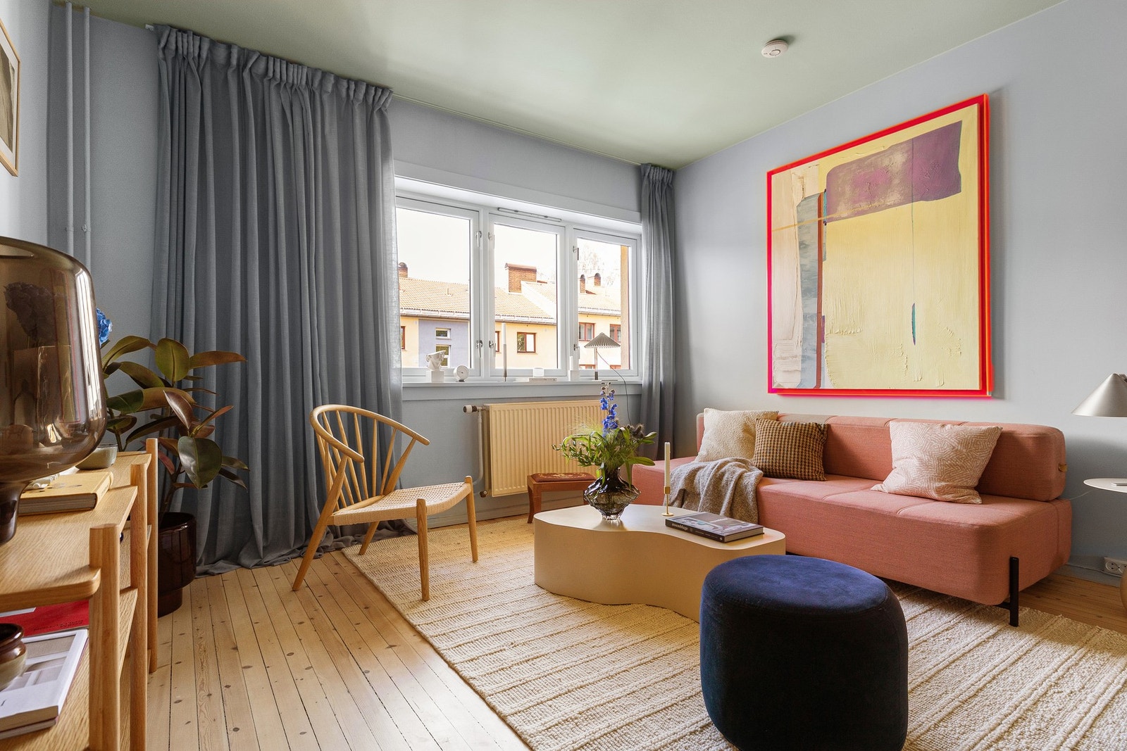 Oppvarming (radiator - fjernvarme), varmtvann og fibernett inngår i de månedlige fellesutgiftene. Galleribilde