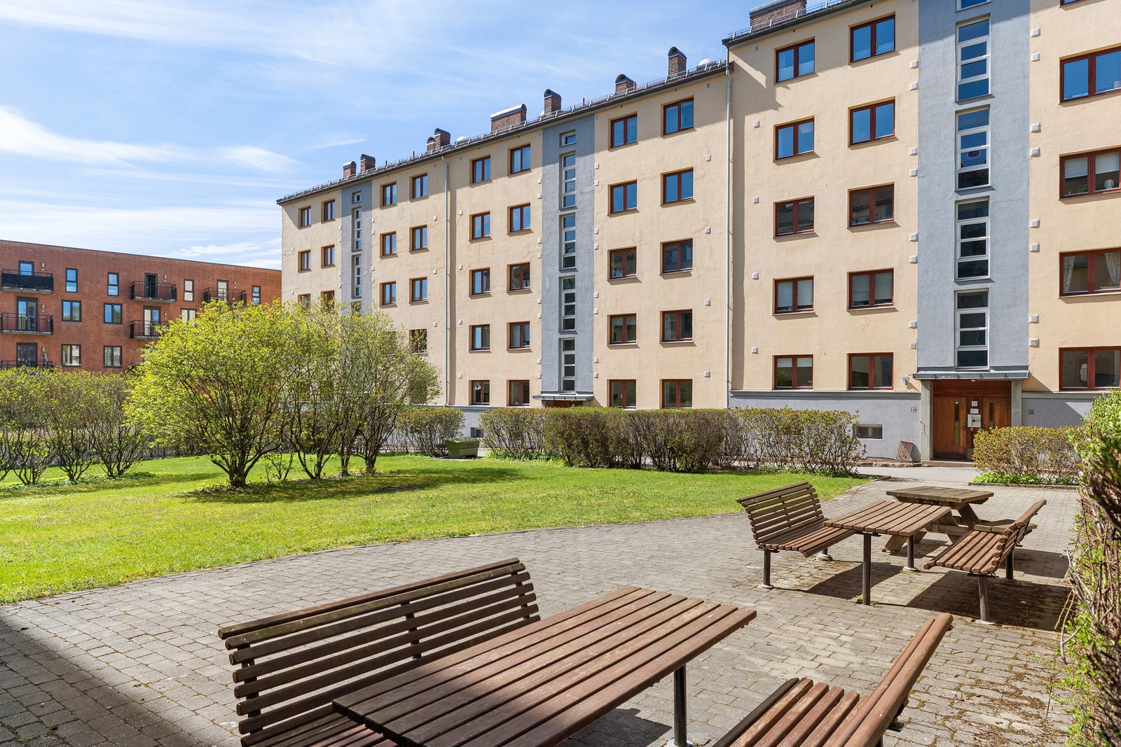 I tillegg til sittegrupper, er det flere plener hvor man kan sole seg. Galleribilde