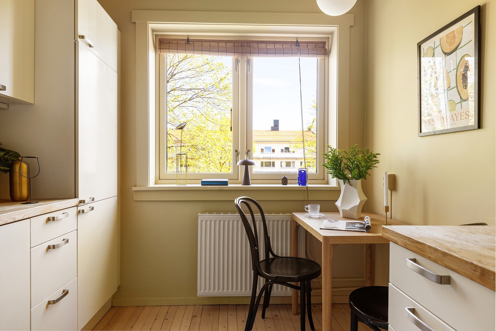Når trekronene utenfor har sprunget helt ut, siles morgensolen gjennom bladene og gjør dette til en fantastisk krok å nyte morgenkaffen. Galleribilde