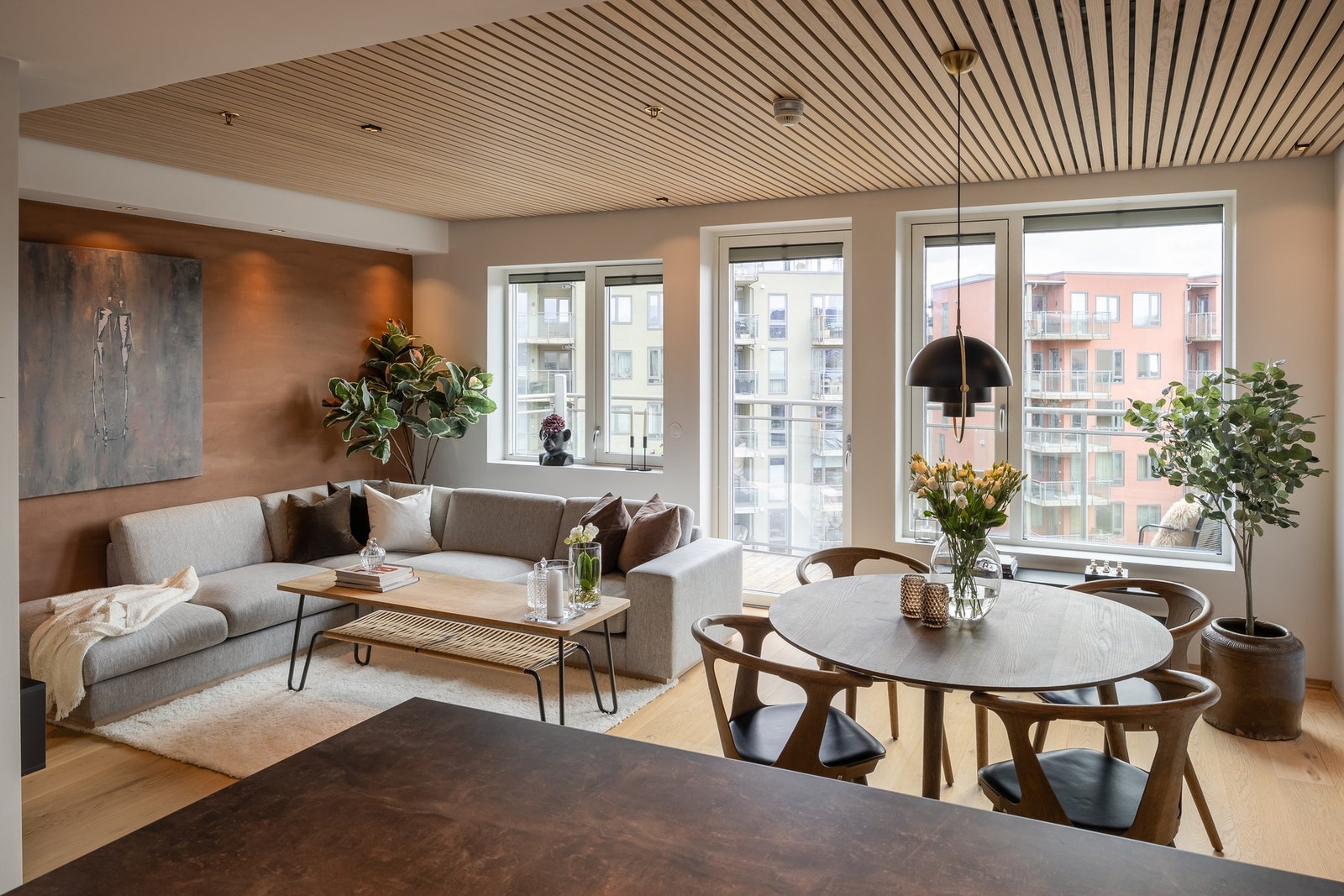 Store vinduer gir mye naturlig lys. Galleribilde