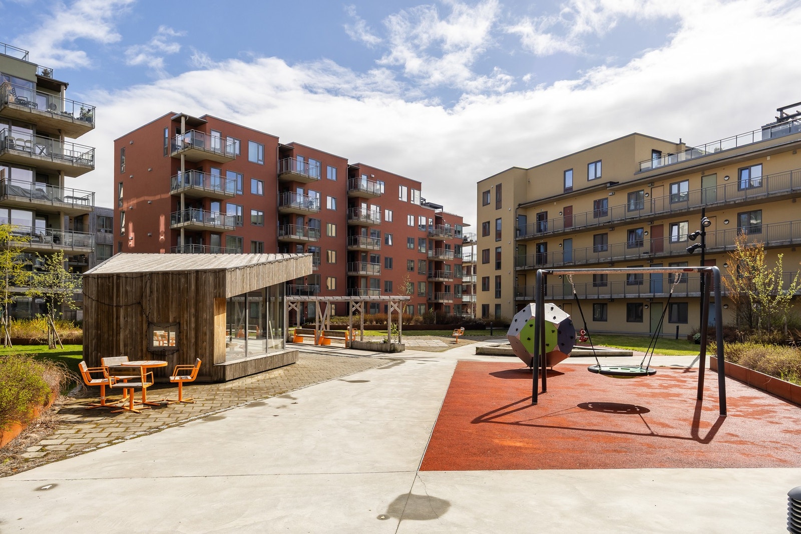 Lade/Lilleby oppleves som grønt, solrikt og sentralt. Her bor du med det aller meste av fasiliteter i umiddelbar nærhet. Galleribilde