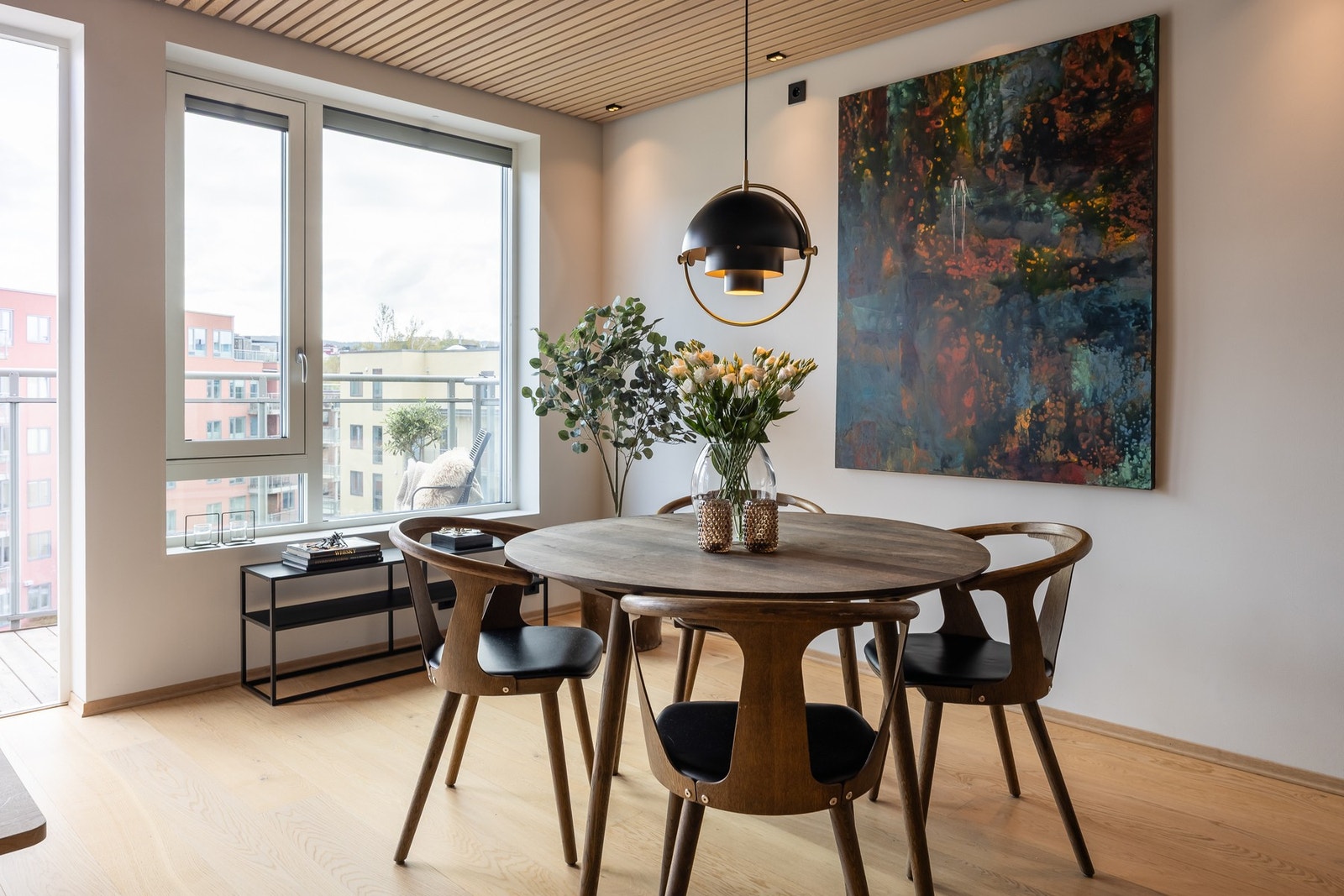 Stuen har god plass til spisebord. Galleribilde