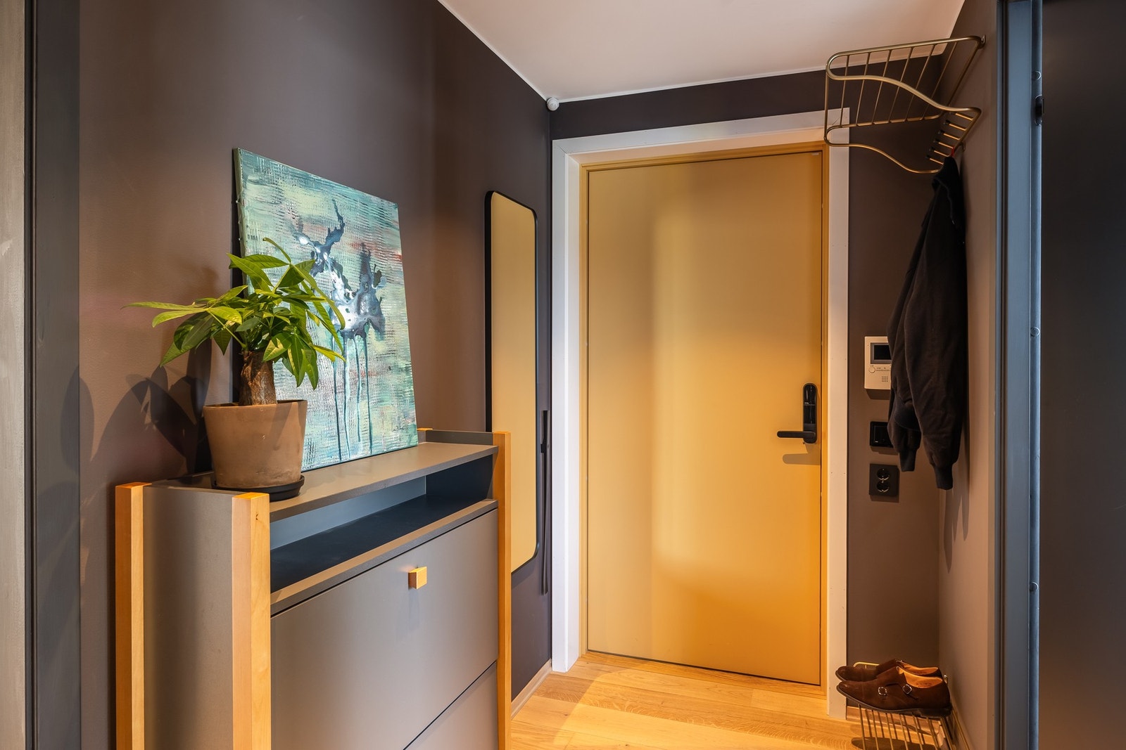 Leiligheten har adkomst via felles inngangsparti, trapperom og heis. Galleribilde