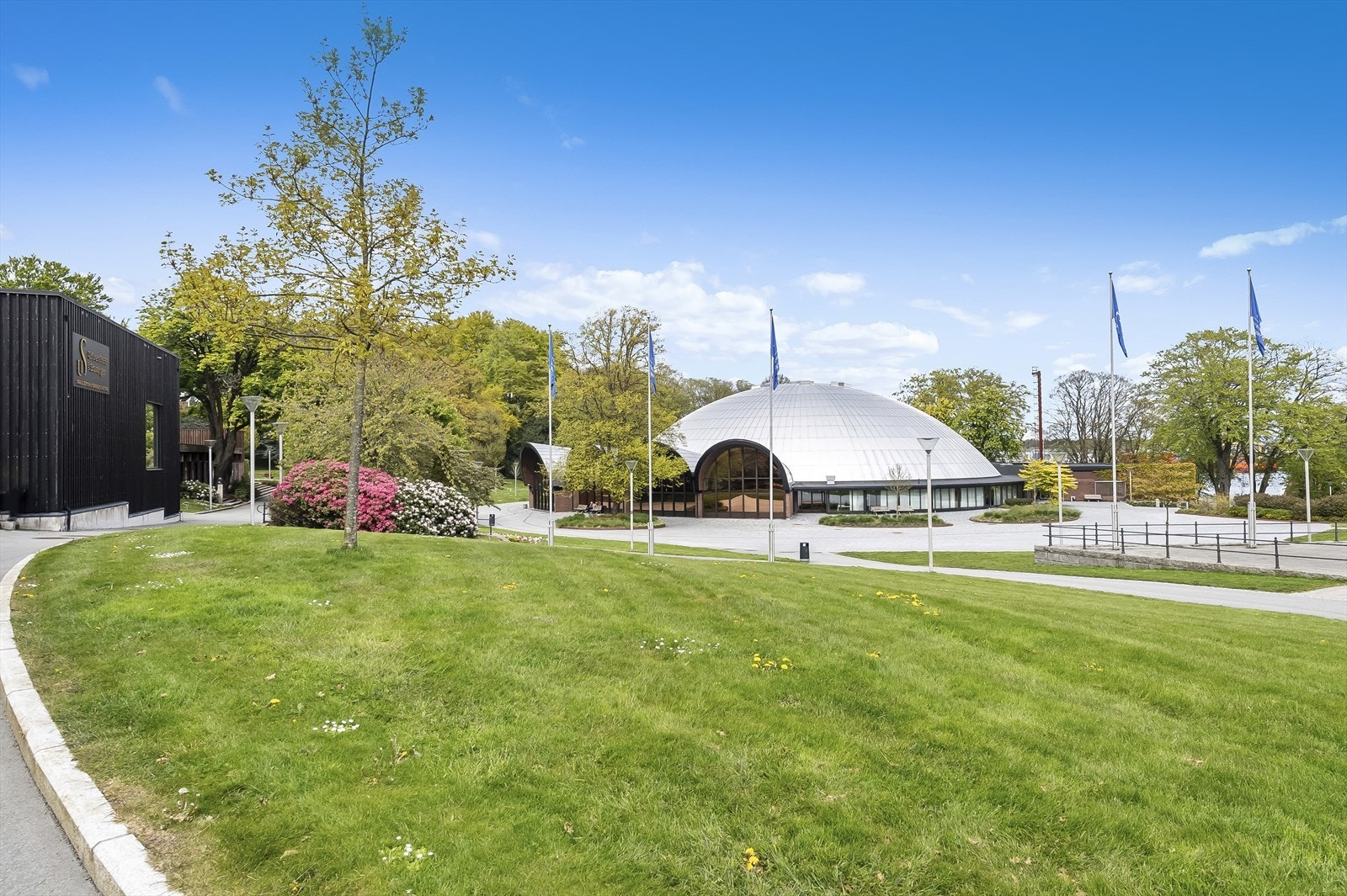 Bjergstedparken er like nydelig om våren som på sommeren, og har flere konserter og festivaler. Galleribilde