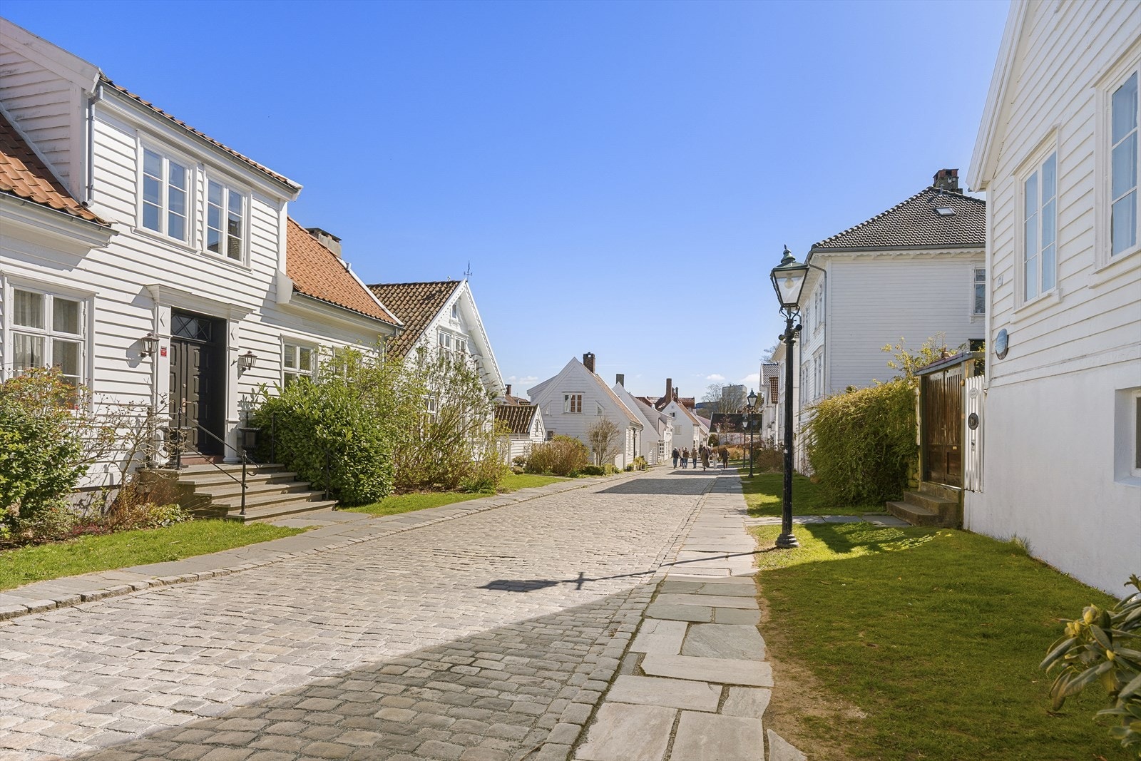 I Gamle Stavanger kan man oppleve koselige gater med brostein og hvitmalte trehus. Galleribilde