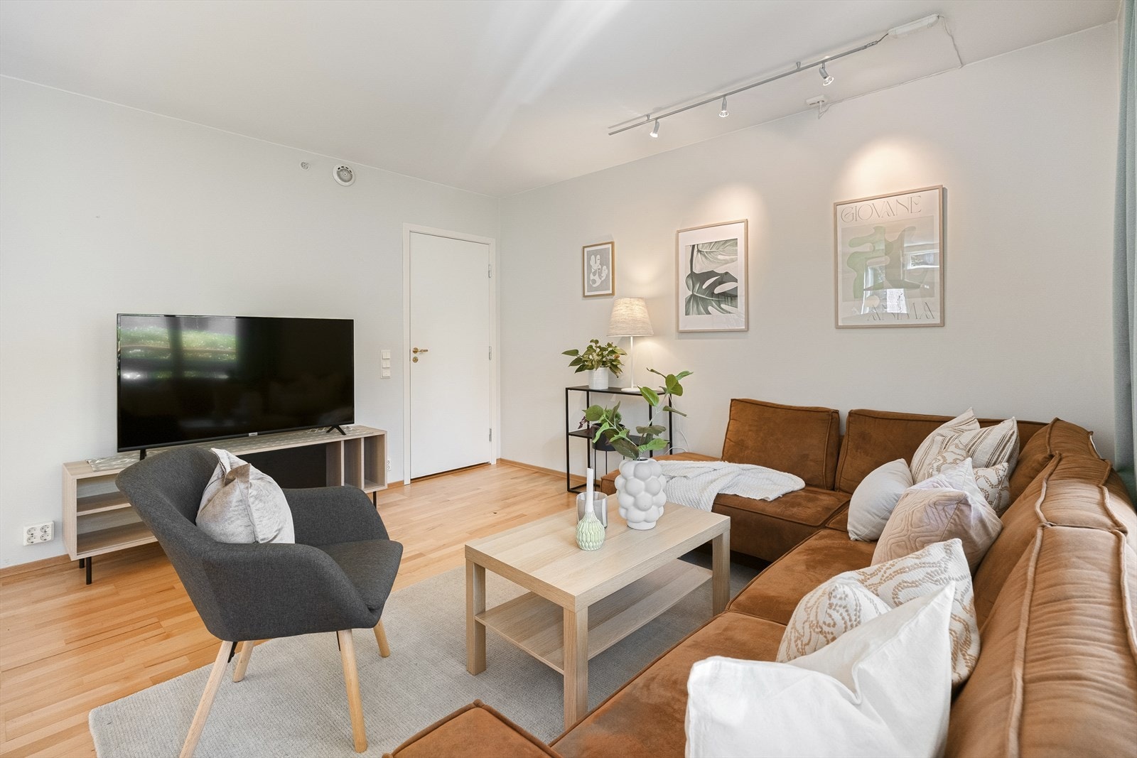 Den sosiale sonen fremstår som boligens naturlige samlingspunkt med stue og kjøkken i en åpen og innbydende løsning. Galleribilde