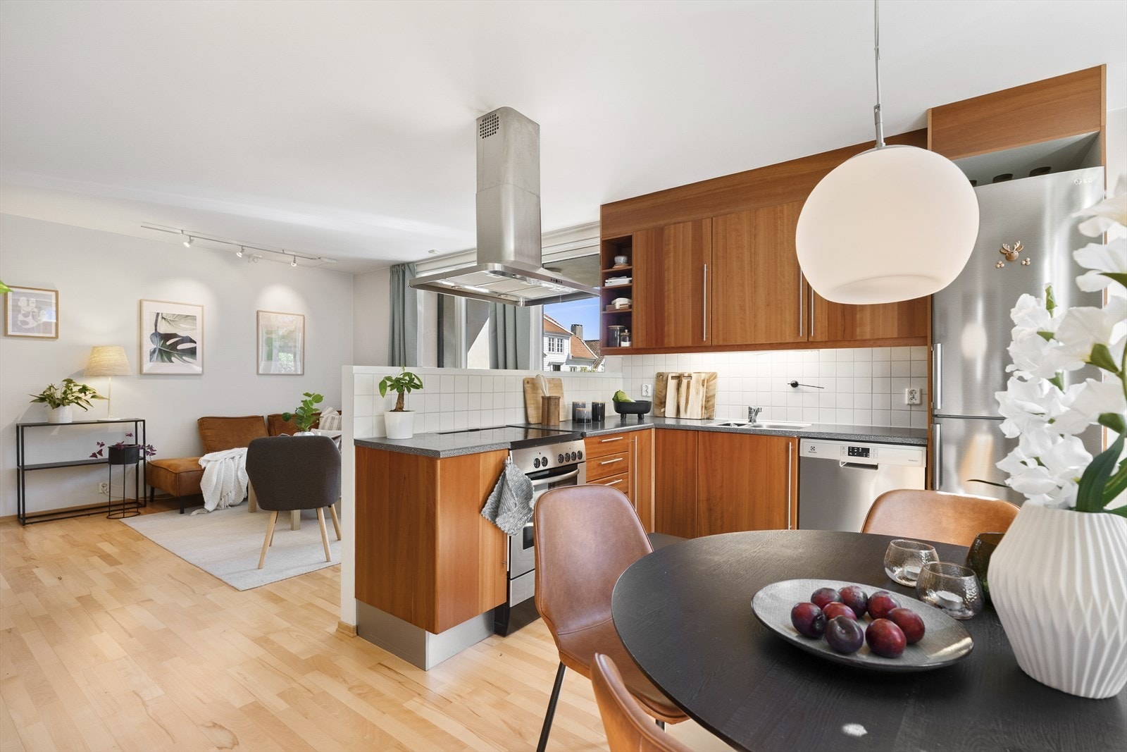 Stuen har plass til å innrede med romslig sofagruppe og tv-møbel, samt spisebord i tilknytning til kjøkkenet. Galleribilde