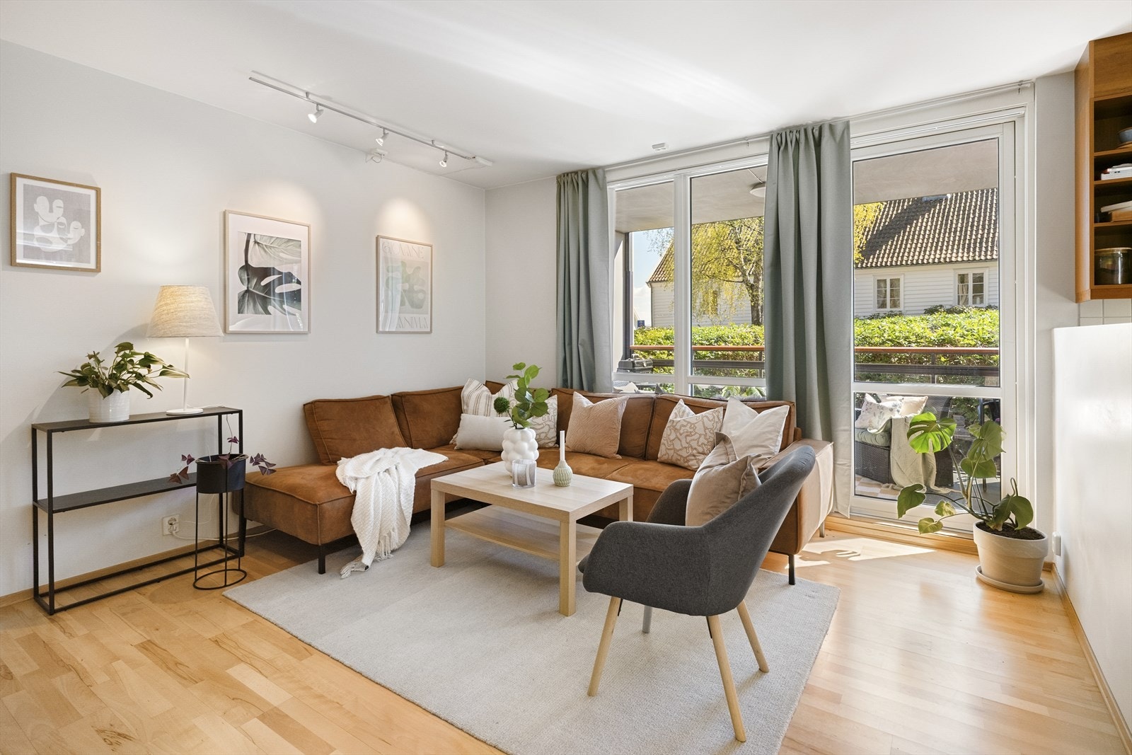Innvendig har leiligheten overflater med tidløs hvit på vegger, og gjennomgående parkettgulv. Galleribilde
