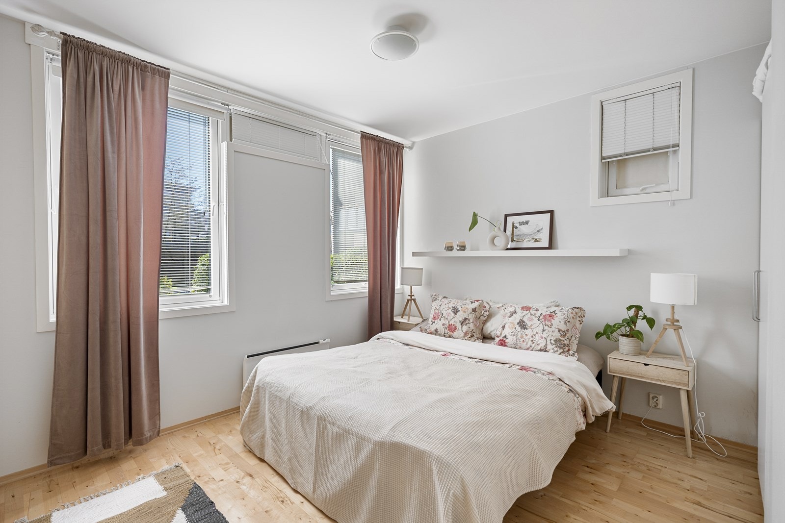 Leiligheten har to gode soverom med plass til seng, nattbord og kommode/skap. Galleribilde