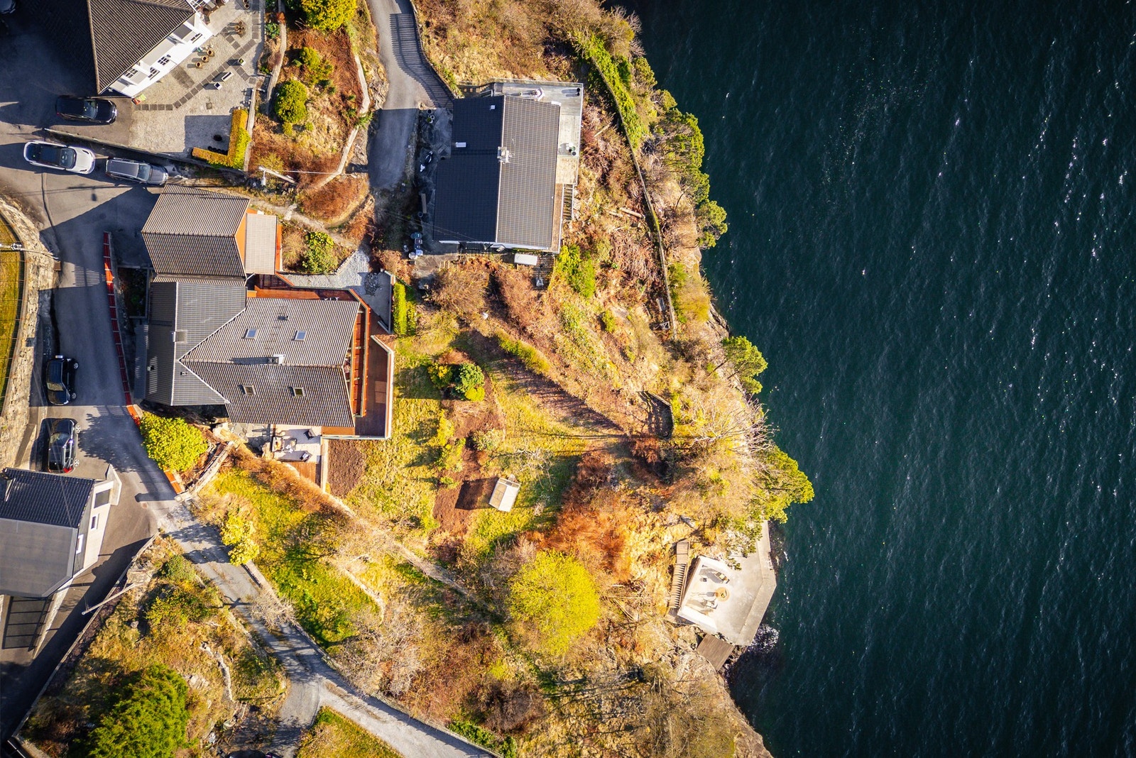 Tomten er over 1,2 mål og i front av huset er det plen i flere nivåer før en trapp tar deg ned til kaien. Galleribilde