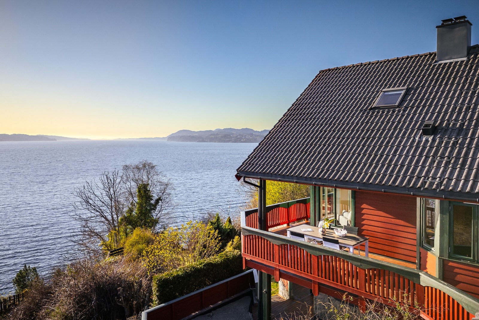 Rundt boligen er det flere solrike uteplasser, og det er alltid en lun krok i le for nordavinden. Galleribilde