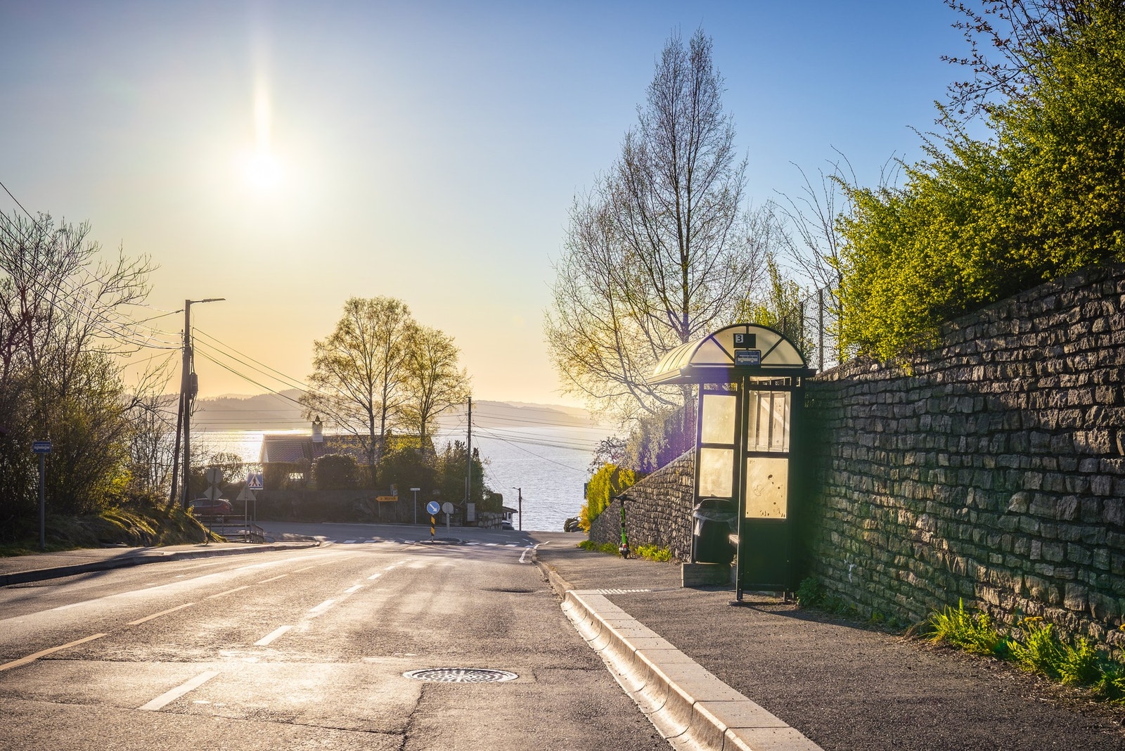 Fra eiendommen er det få minutters gange til busstoppet i Slettestølveien, hvor linje 3 passerer med hyppige avganger til Åsane Terminal og videre til Bergen sentrum og Loddefjord. Galleribilde