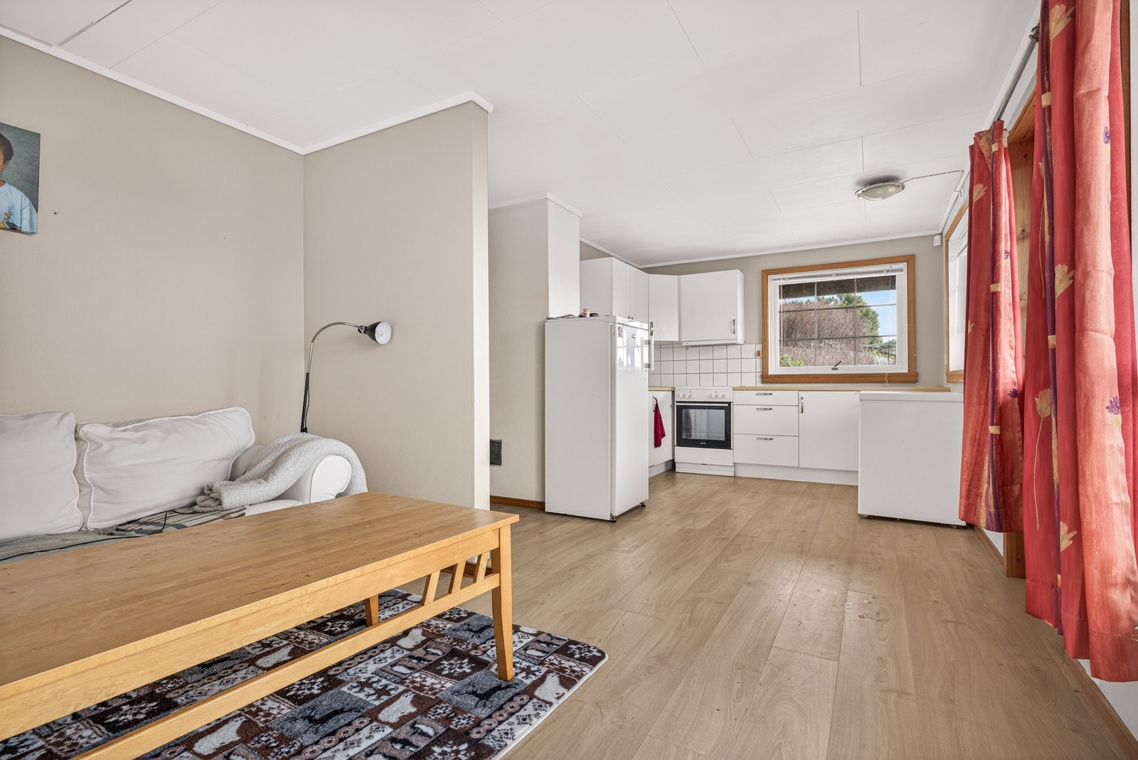 Utleieleiligheten ble pusset opp i 2019 med nytt kjøkken og baderomsmøbel. I 2023 ble det lagt nytt laminatgulv. Galleribilde
