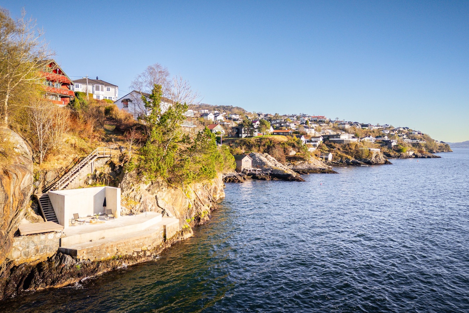 Sjølinjen er opparbeidet med en stor betongkai. På slutten av 70-tallet ble det godkjent og bygget et toetasjers naust på eiendommen. Galleribilde