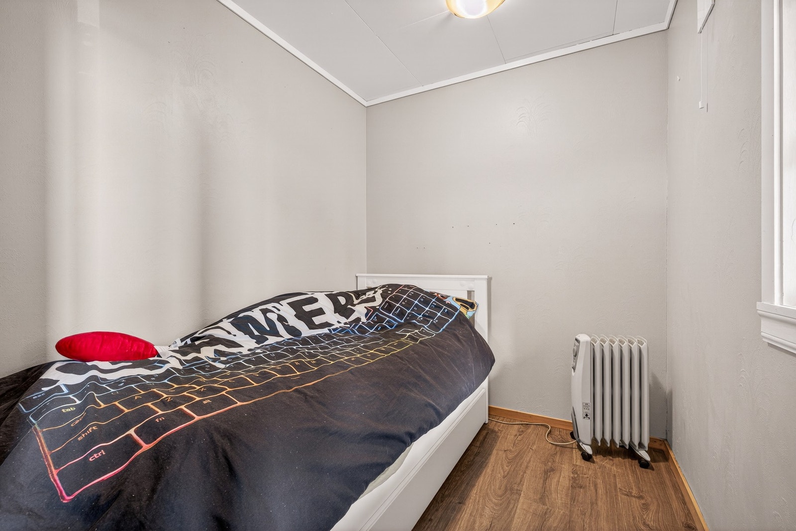 Utleiedelen har to soverom. Iht. til takstmann er dette rommet for lite til å oppfylle forskriftskravet til størrelse på soverom. Galleribilde