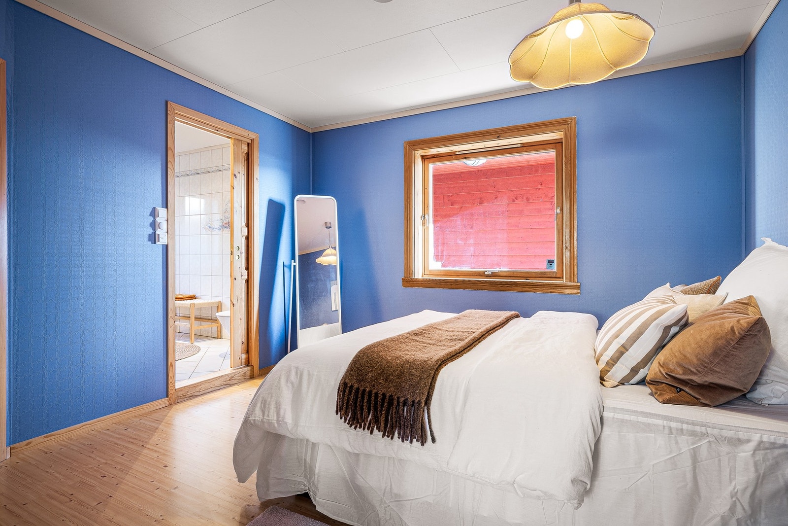 Her har man både en-suite bad og walk-in garderobe. Galleribilde