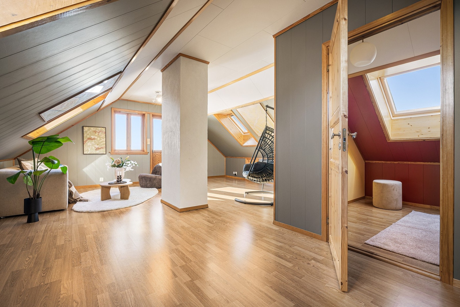 Stor loftstue med balkong. Soverom til høyre i bildet. Galleribilde