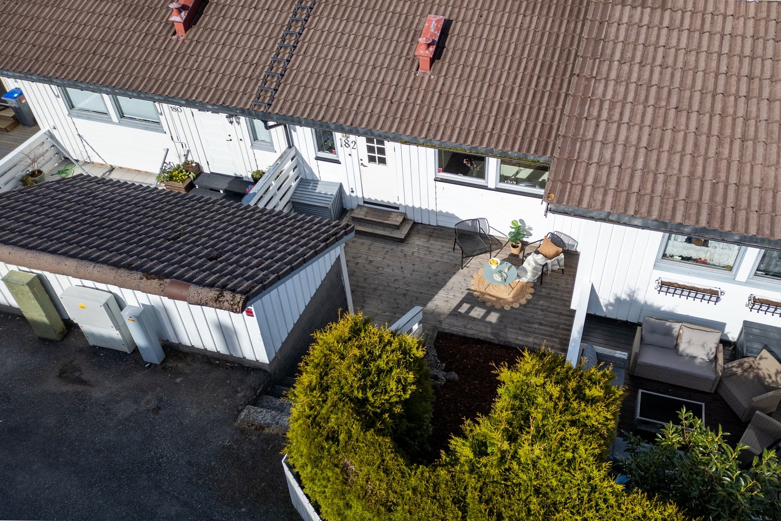 I tillegg ligger både Åsane senter og Åsane arena kun en kort kjøretur unna, med et bredt utvalg av butikker, servicetilbud og aktivitetstilbud. Galleribilde
