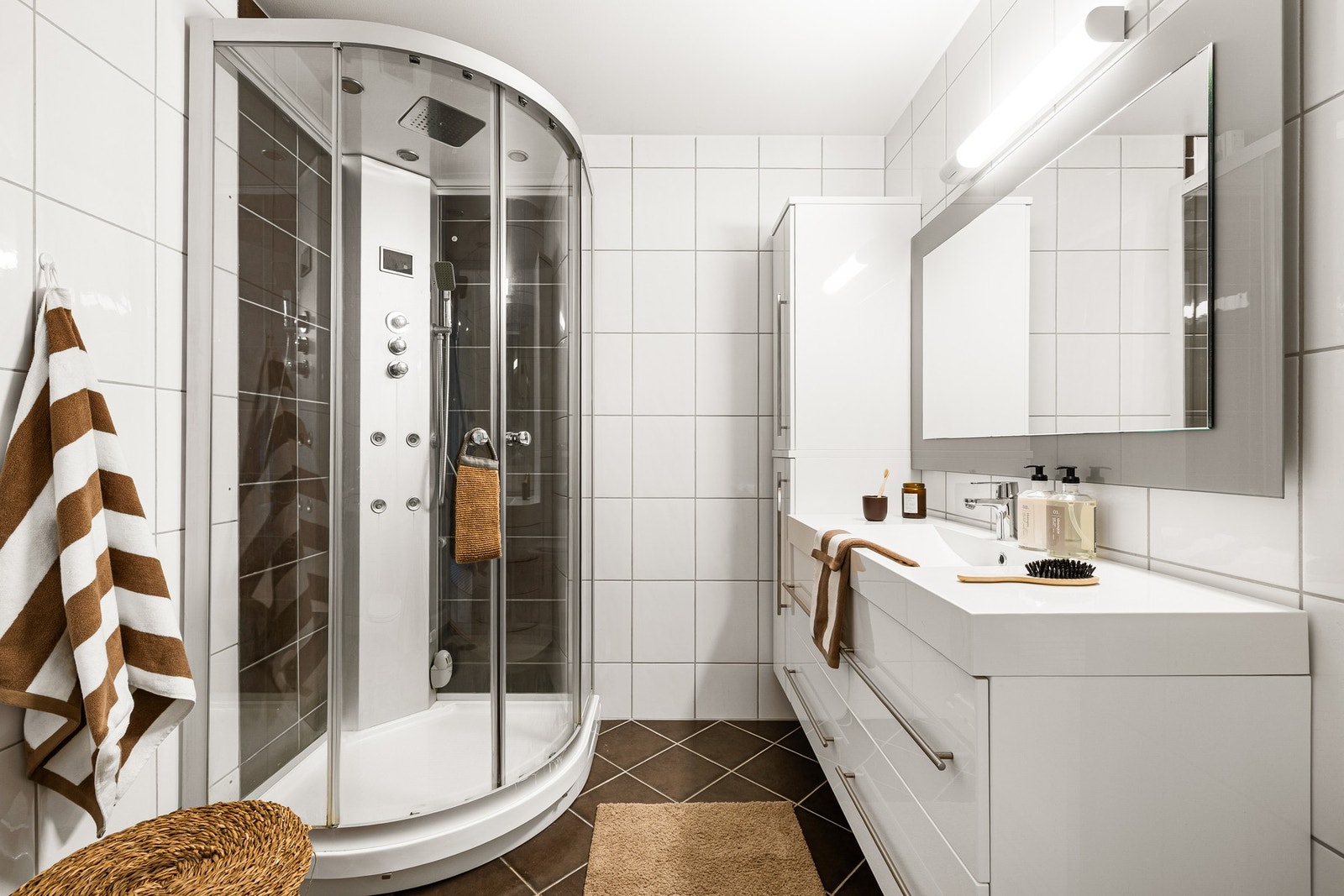 Badet er på 5,6 m² og har en praktisk størrelse for familien. Galleribilde