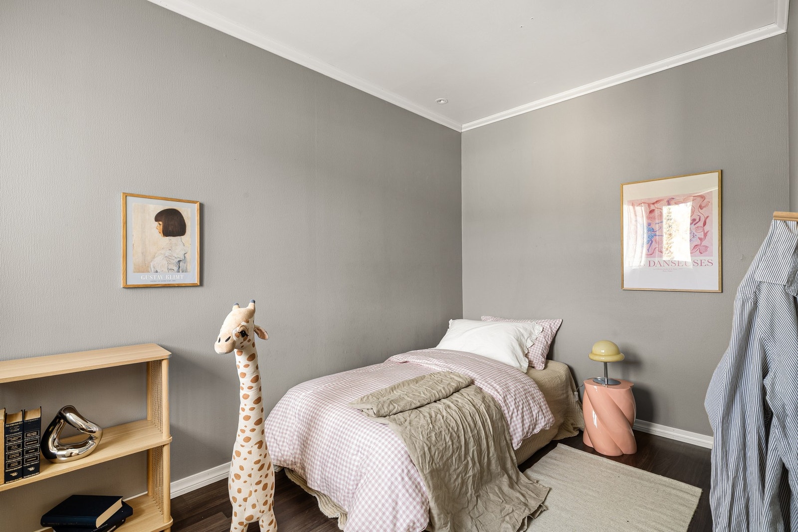I tillegg inneholder etasjen et soverom på 7,3 m², ideelt som barnerom, gjesterom eller hjemmekontor. Galleribilde