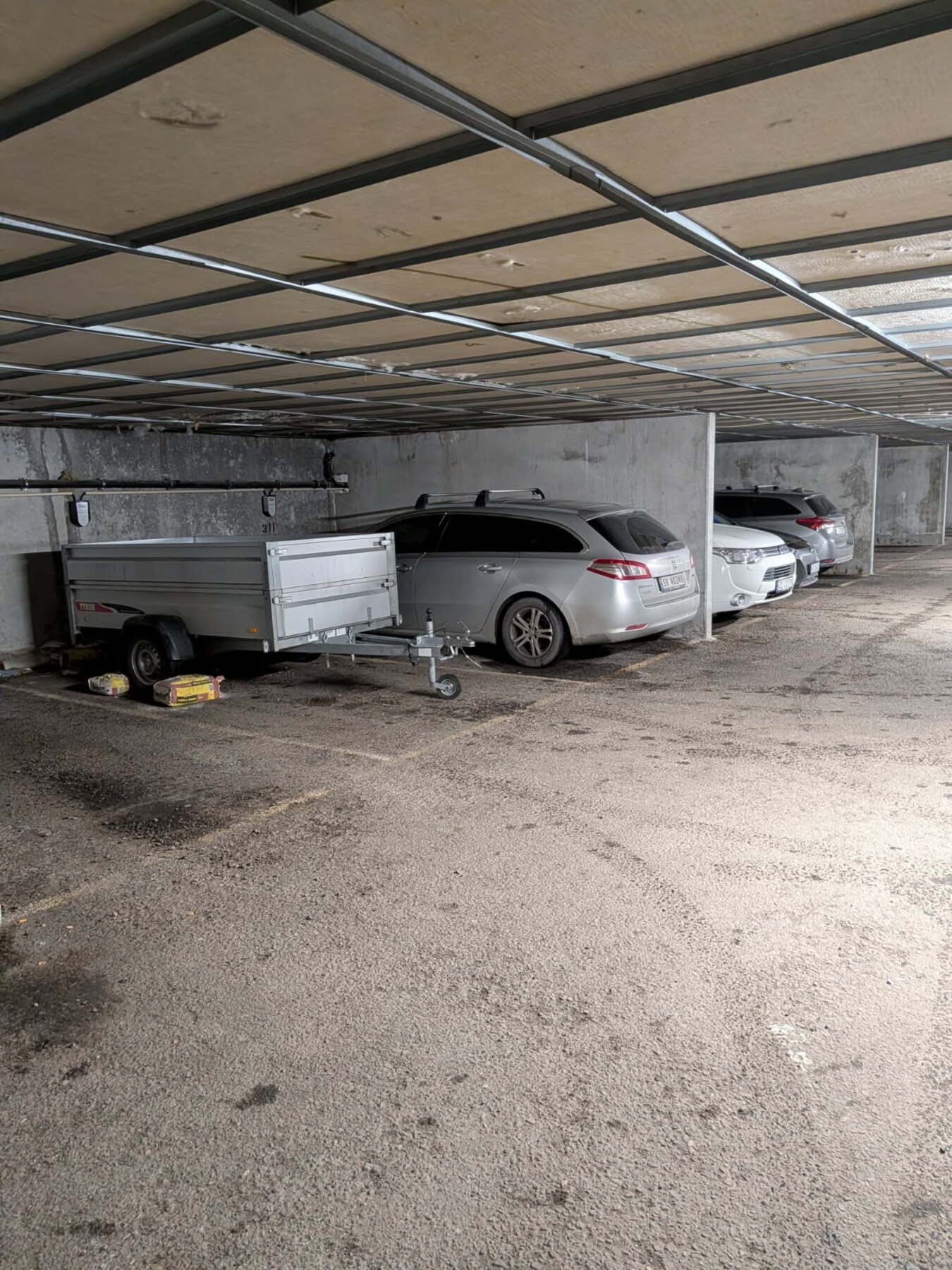 Parkeringsplass i garasjeanlegg Galleribilde