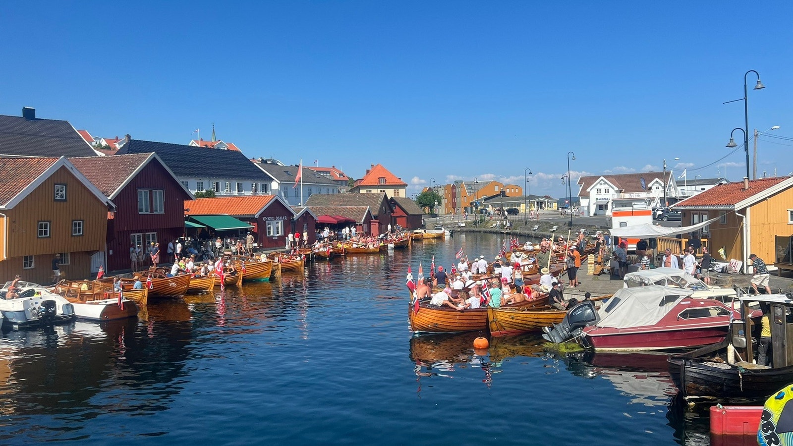 Midt i Kragerø sentrum finner man "blindtarmen" som yrer av liv på sommeren. Galleribilde