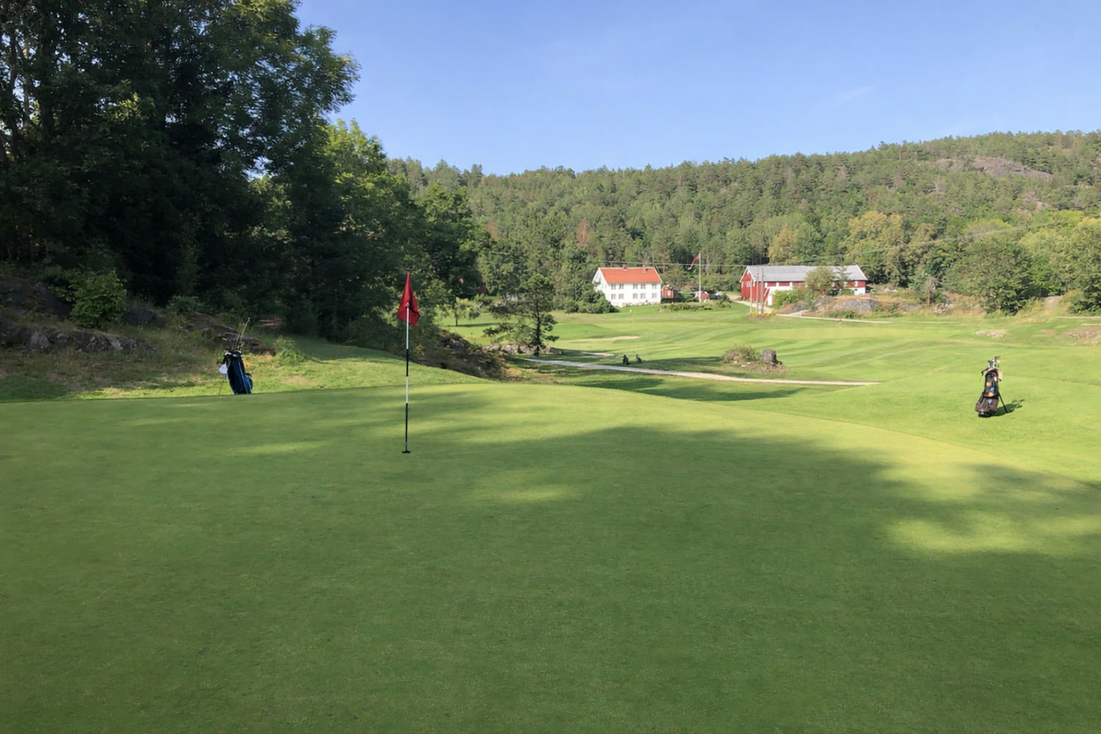 På Gumøy er det egen, privat golfbane man hvor man kan søke om medlemsskap. Galleribilde