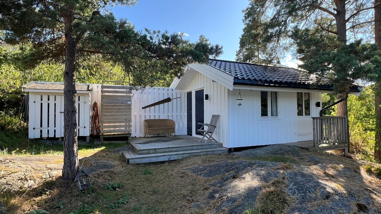Det er et frittstående uthus/bod på eiendommen. Her er det opparbeidet en egen utedusj Galleribilde